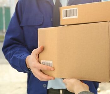 куриер с пакет