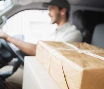 куриер с чанта за доставка